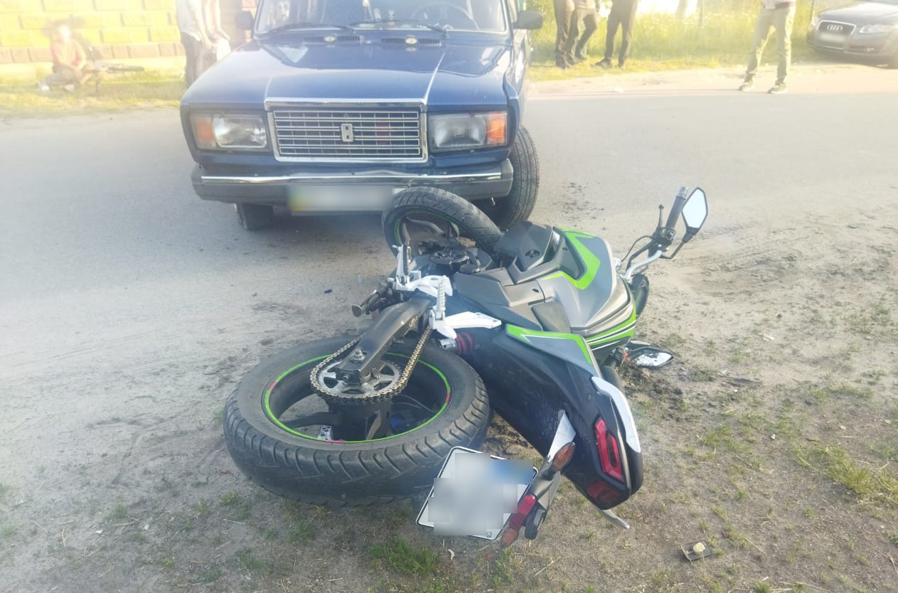 16-річна дівчина – в реанімації: у Луцькому районі зіткнулися «жигулі» та мотоцикл (фото)