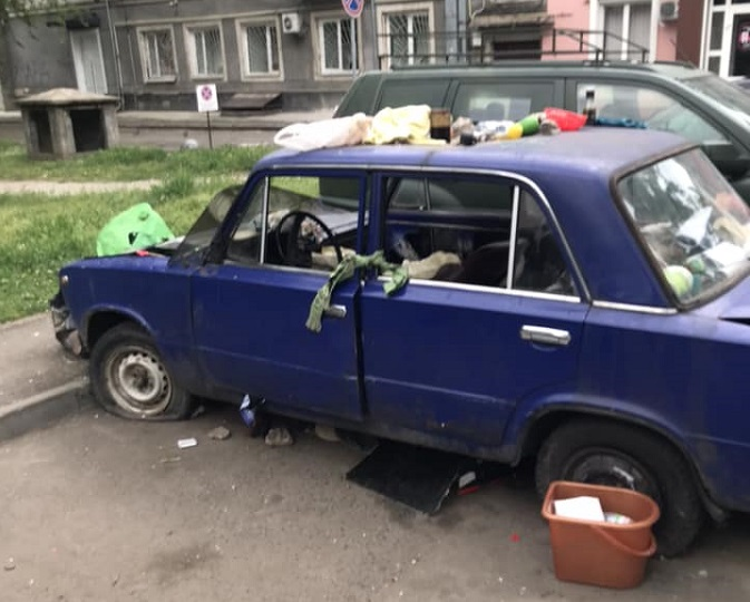 В центрі Луцька бомжі живуть в захаращеному сміттям авто і напрягають місцевих (фото)