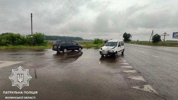 Зім'ятий капот і вибиті фари: у Луцьку не розминулися Mazda і Nissan (фото)
