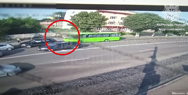 У Луцьку автобус пошкодив дві автівки перед світлофором (відео)