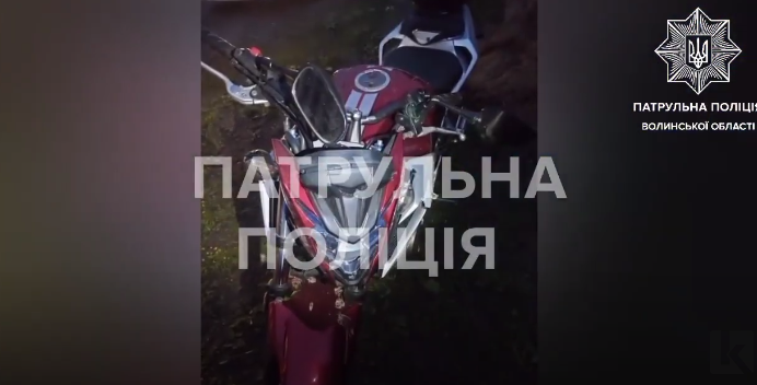У Зміїнці п'яний мотоцикліст вʼїхав у припарковане авто і втік (відео)