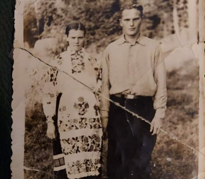 На Волині внучка вишила національне весільне вбрання з ретрофото своєї бабусі (фото)