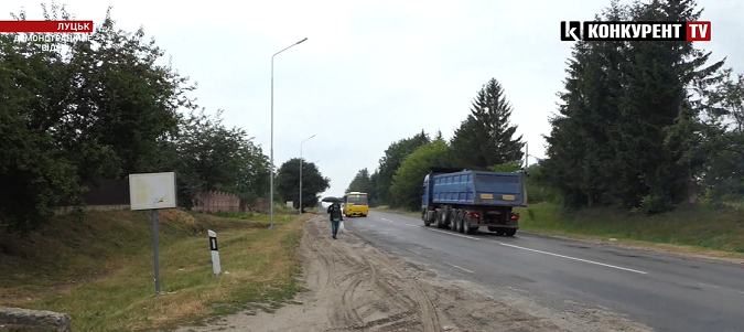 До зупинки йти кілометр: люди не можуть зі Струмівки доїхати до Луцька (відео)