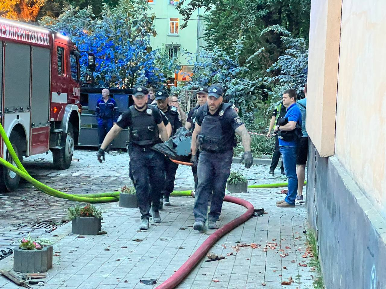 ⚡️ У Львові російська ракета влучила в житловий будинок – є загиблі (фото, відео)
