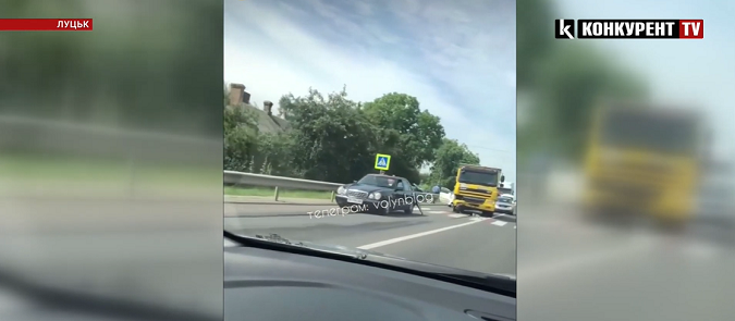 Рух ускладнений: поблизу Луцька зіткнулися легковик та вантажівка (відео)