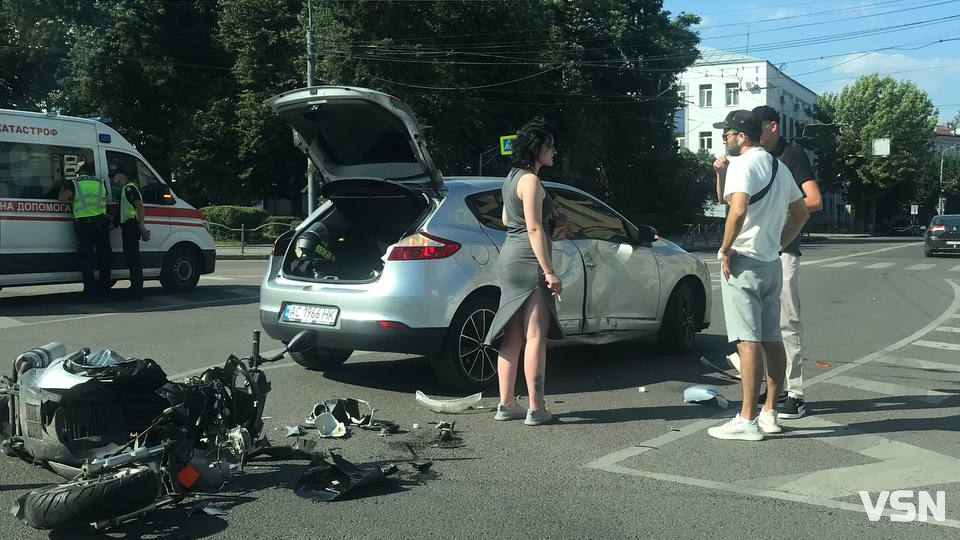 У центрі Луцька легковик збив мотоцикліста (фото)