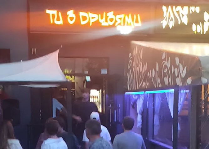 Гоцають на весь центр: лучани шоковані гучними дискотеками в барі на Лесі Українки (відео)