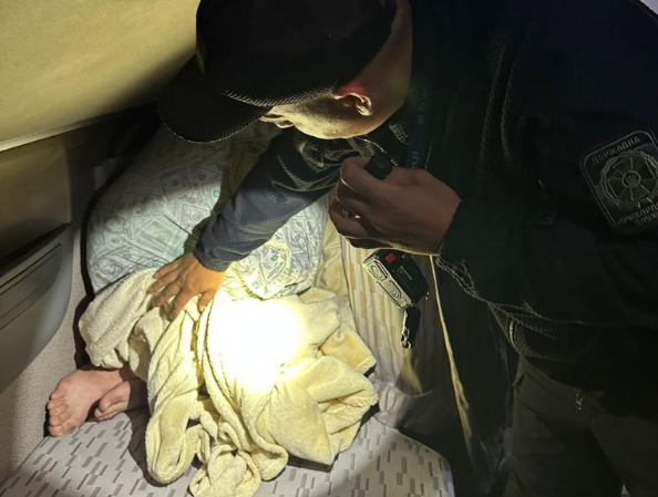 Попалися в «Ягодині»: далекобійник за $5000 вклав у своє ліжко ухилянта (фото, відео)