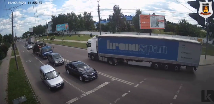 У Луцьку вантажівка «Урал» заскочила на евакуатор (відео)