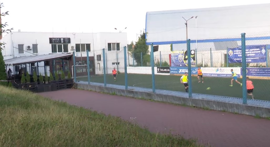 У Луцьку взяли в оренду ділянку під футбольне поле, а відкрили ще й паб (відео)