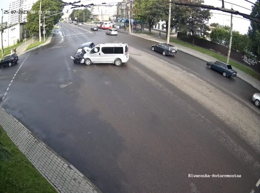 Аварія на Рівненській у Луцьку: показали момент удару (відео)