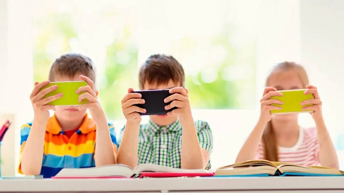 ЮНЕСКО закликає заборонити смартфони в школах