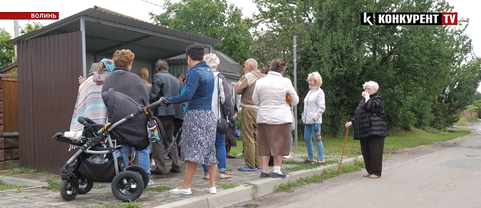 Біля Луцька люди «воюють» за можливість їздити автобусом (відео)