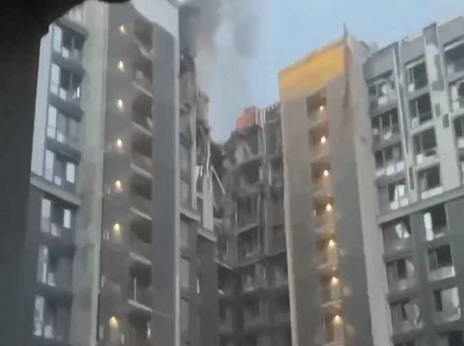 В Дніпрі окупанти вдарили по багатоповерхівці та будівлі СБУ (відео)