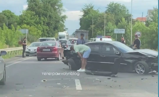 Розтрощений капот: під Луцьком серйозна аварія за участі двох автомобілів (відео)
