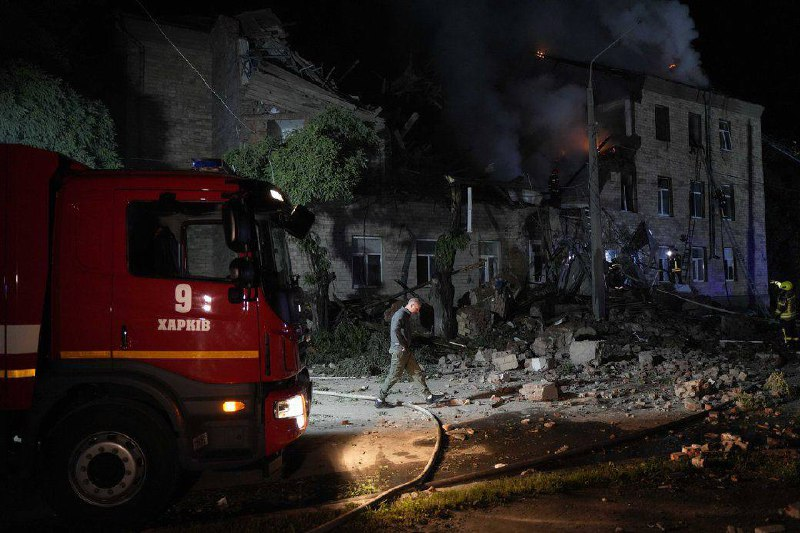 Ворог атакував Харків «шахедами» – зруйнований гуртожиток (фото)