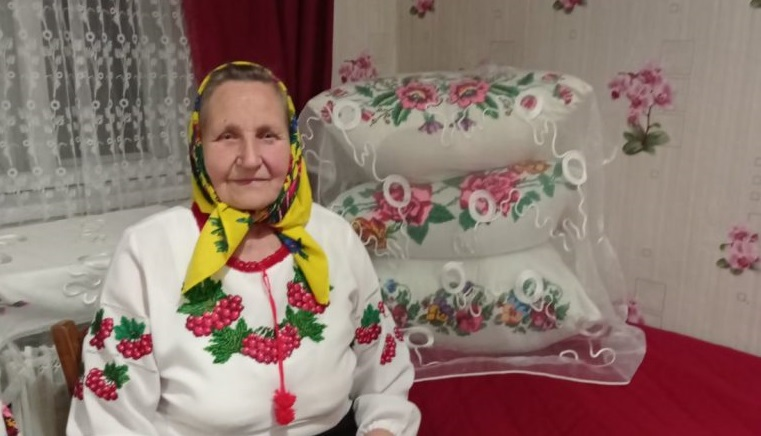 Кожна вишивка – історія життя: 76-річна волинська майстриня розповіла про своє захоплення (фото)