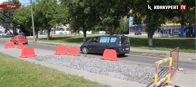 «Вічні» ями на Карпенка-Карого у Луцьку: коли відремонтують дорогу (відео)