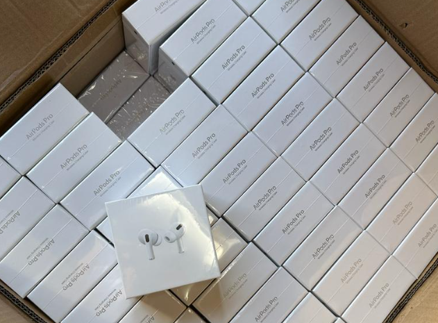 Волинянин потай віз через «Устилуг» навушники та годинники Apple на пів мільйона гривень (фото)