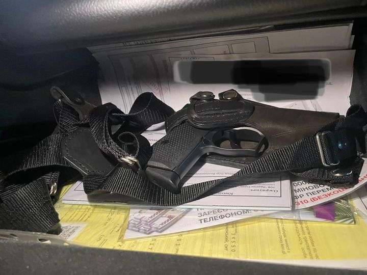 В «Устилузі» у подорожнього знайшли заряджений пістолет