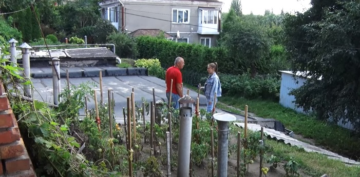 Ніколи не здогадаєтесь: у центрі Луцька чоловік вирощує овочі в химерному місці (відео)