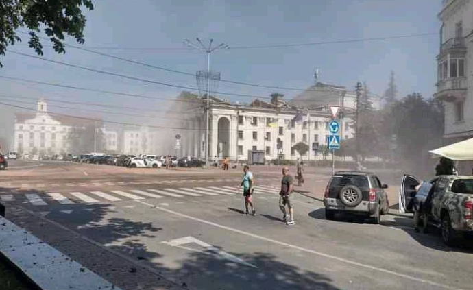 Росіяни вдарили ракетою по центру Чернігова – є загиблі й поранені