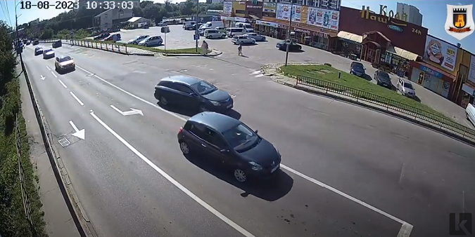 У Луцьку на перехресті Toyota обганяв авто: порушення ПДР «попало» на камеру (відео)