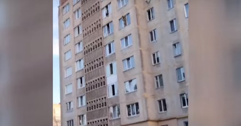 У Луцьку чоловік намагався вистрибнути з вікна багатоповерхівки (відео)