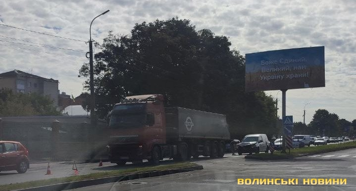 Рух ускладнений: у Луцьку зіткнулися вантажівка та легковик (фото)