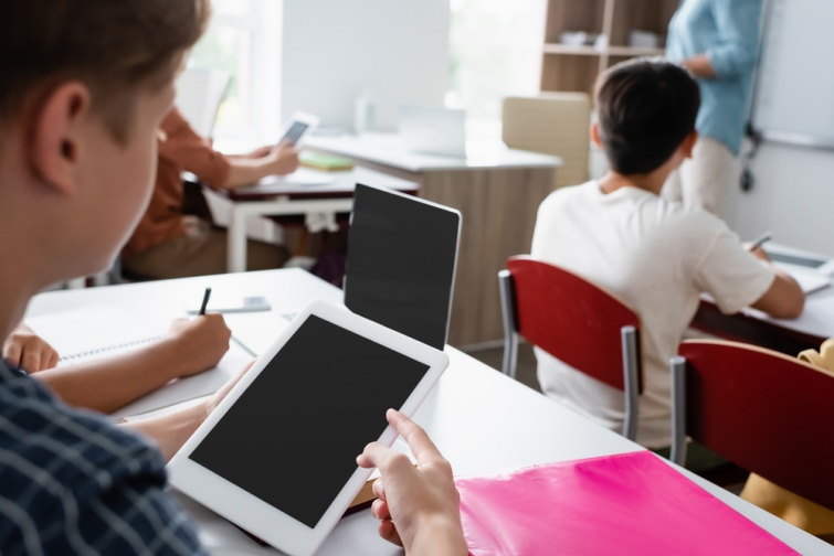 Хто і як може безкоштовно отримати ноутбуки та планшети для навчання: поясненння МОН