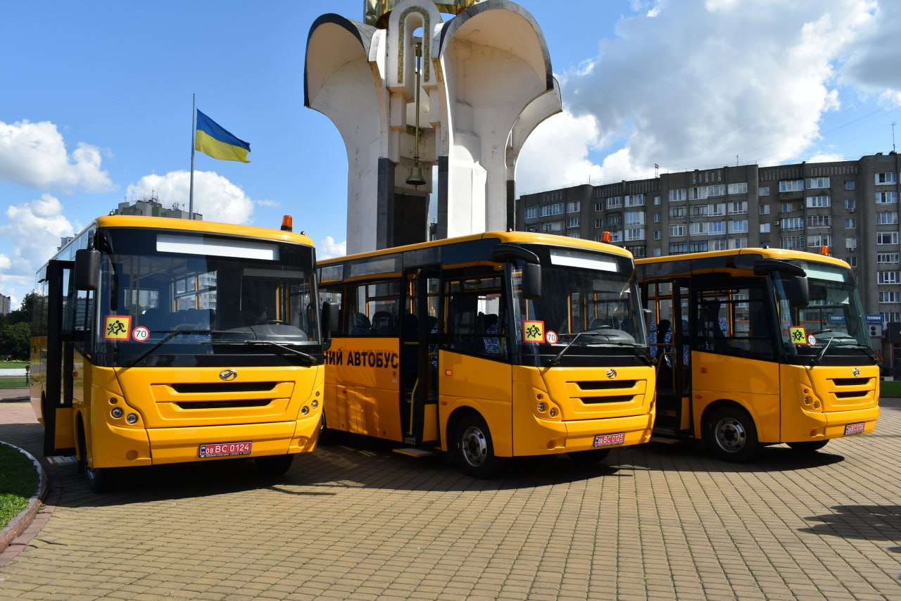 На Волині три громади отримали шкільні автобуси (фото)