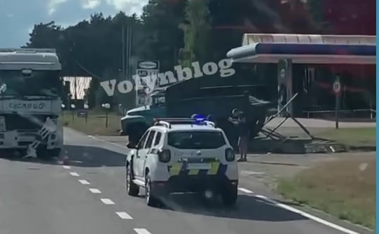 На Волині сталась аварія: фура та вантажівка не розминулись біля поста поліції (відео)