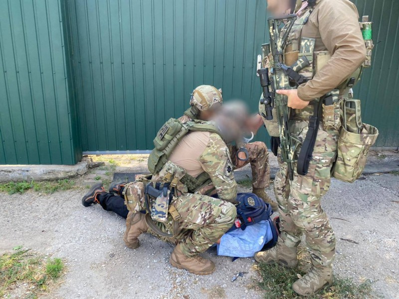 Відбував умовне покарання: волинські оперативники затримали торговця зброєю (фото)