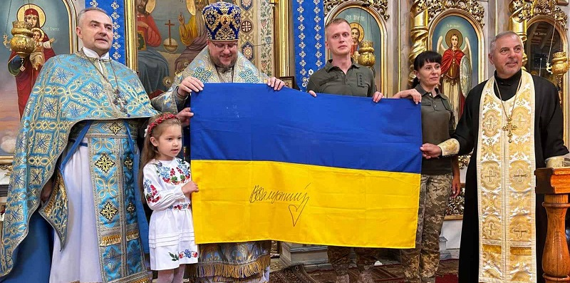 Залужний відзначив волинського священника прапором зі своїм автографом (фото)