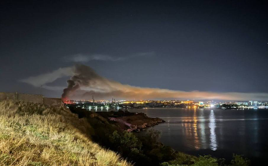 У Севастополі горить морський завод (фото, відео)