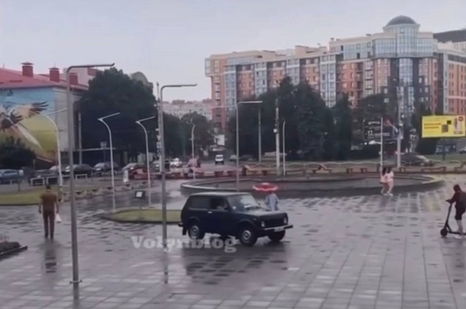 У Луцьку біля «Променя» авто розсікало тротуаром (відео)