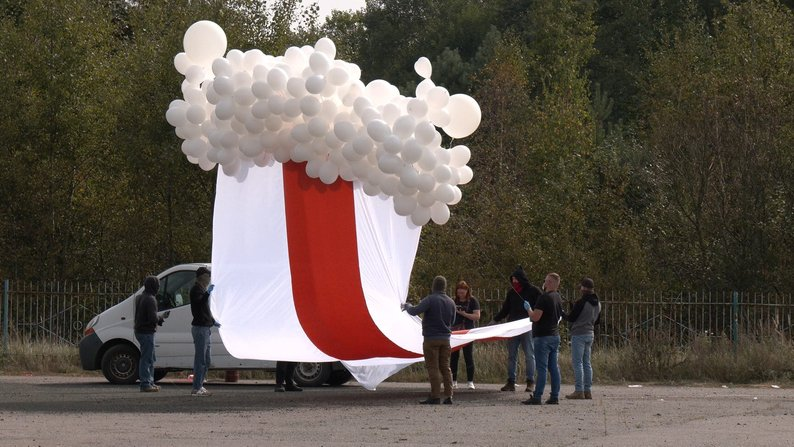 На Волині біля кордону запустили у небо заборонений у Білорусі історичний прапор (фото)