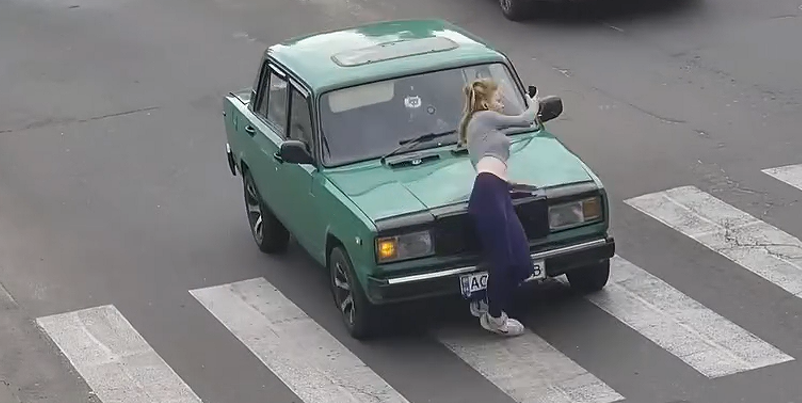 Показали момент збиття дівчини на переході в центрі Луцька (відео)
