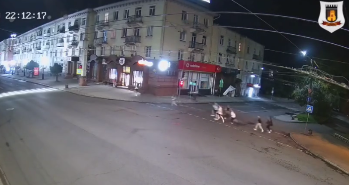 Перебігали на червоний: у Луцьку показали пішоходів-екстремалів (відео)