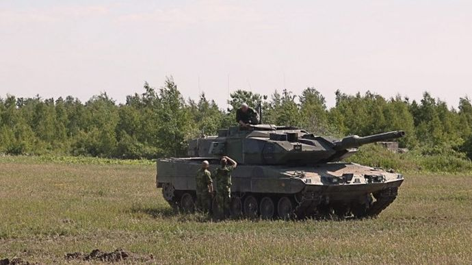 Україна отримала від Швеції 10 танків Stridsvagn 122 з навченими екіпажами