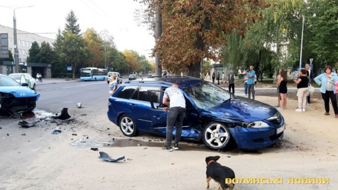 У Луцьку на Відродженні зіткнулися дві автівки – постраждав пасажир (фото)