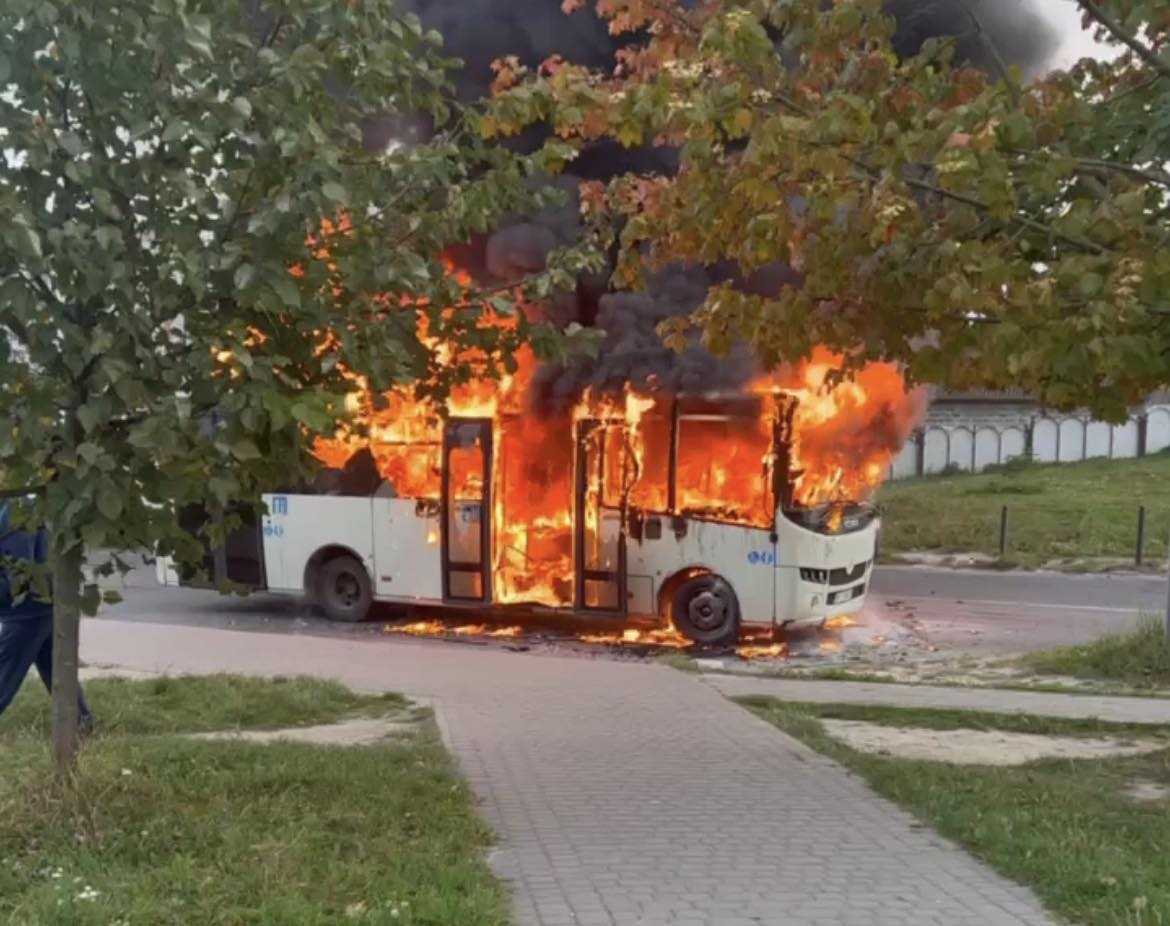 У Львові загорівся автобус із пасажирами (відео)