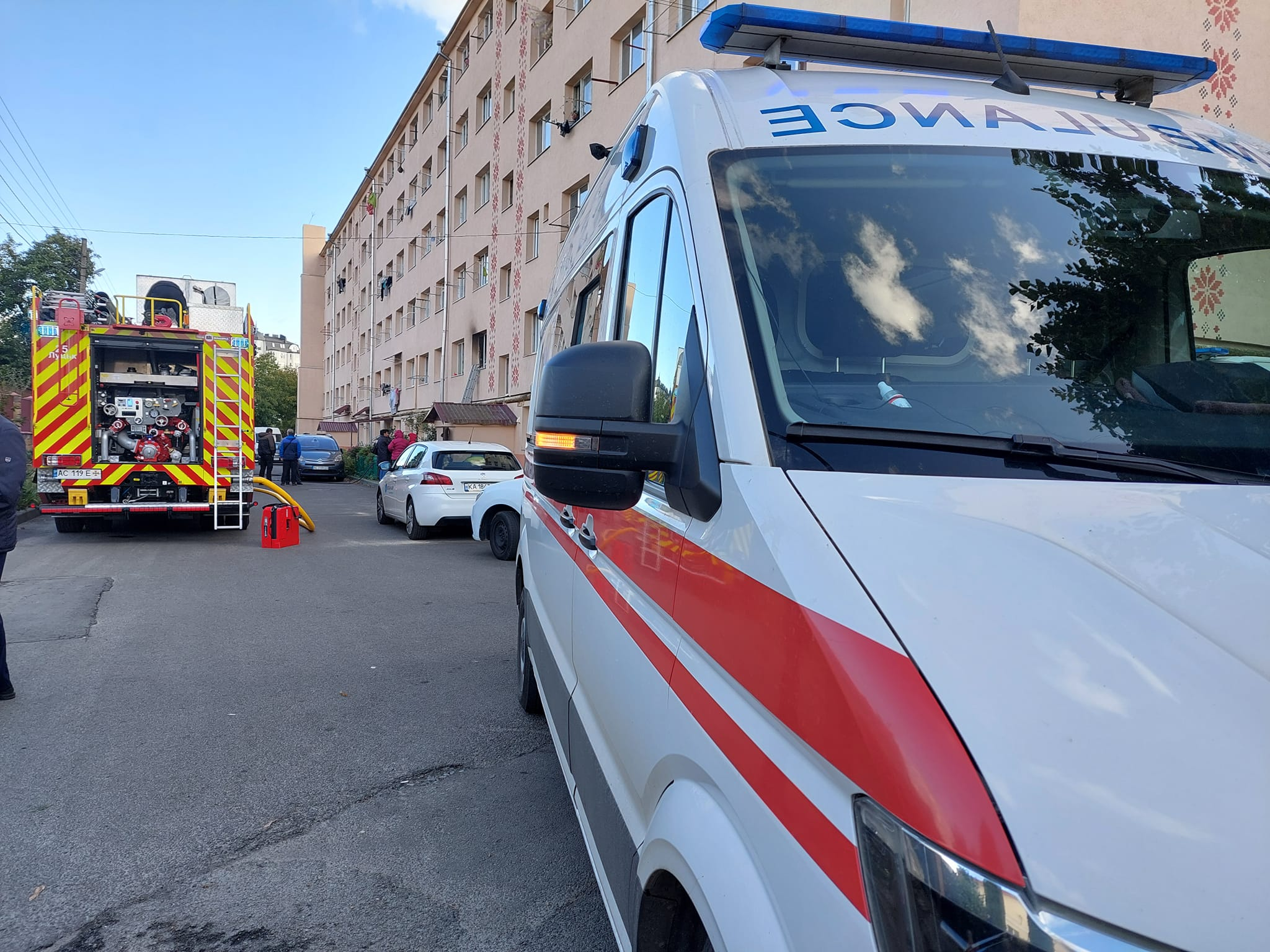Рятувальники евакуювали семирічну дитину: деталі пожежі на вулиці Ніла Хасевича у Луцьку (фото)