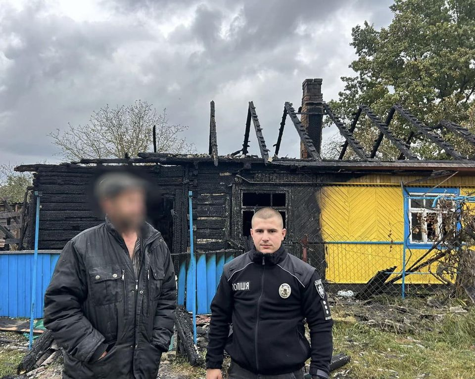 На Волині поліцейський врятував з палаючого будинку чоловіка
