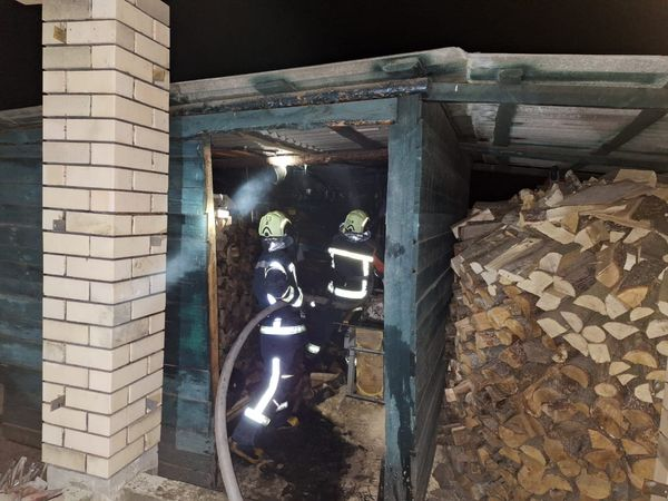 Горіли авто і дровітня: волинські рятувальники загасили дві пожежі (фото)