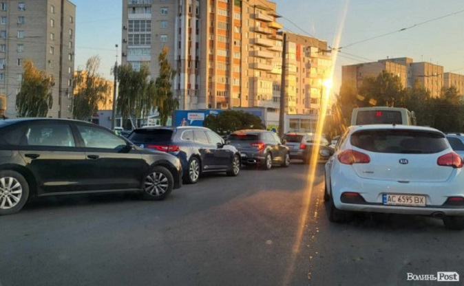 Рух ускладнений: у Луцьку біля «Глобуса» зіткнулися Mercedes та Renault (фото)