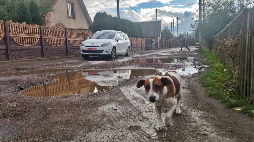 Без ремонту понад десять років: у Луцьку в одному з районів мешканці скаржаться на глибокі ями на дорозі (фото, відео)