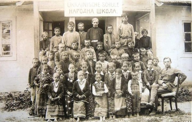«Які серйозні»: показали учнів української школи на Волині на початку минулого століття (фото)