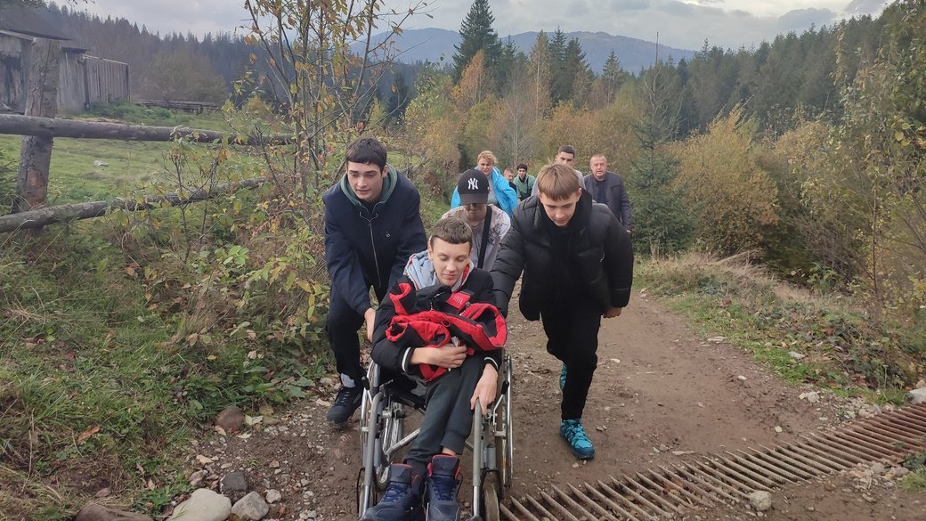 По черзі несли на спинах: діти з Волині  винесли хлопця на гору в Карпатах (фото)