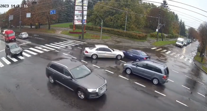 У Луцьку на Рівненській зіткнулися Mercedes та Opel: показали момент ДТП (відео)